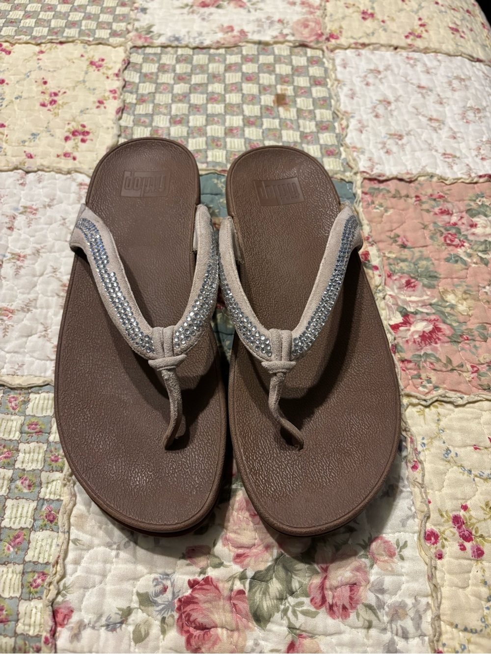 FitFlop Taupe Rhinestone Thong Sandals size 8